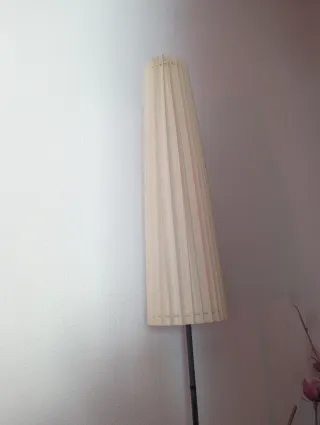 Lámpara de pie beige y negra