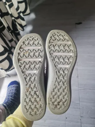 Zapatillas Nike rosas y blancas.