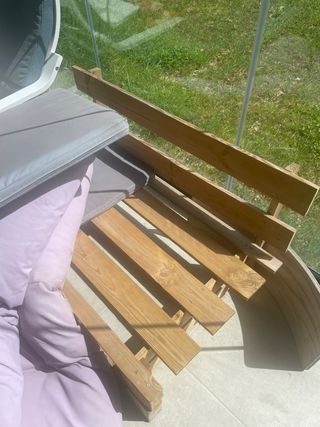 Banco de palets con cojines grises