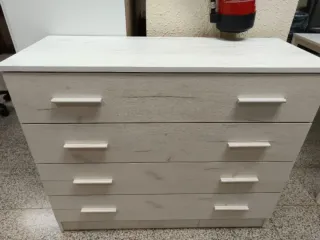 Cómoda de madera con 4 cajones