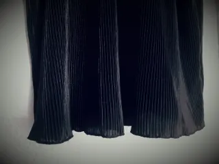 Vestido negro plisado