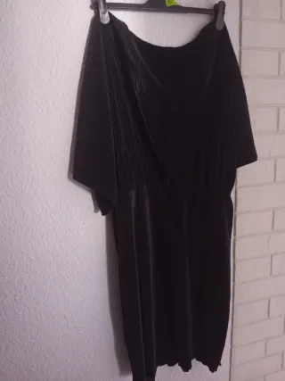 Vestido negro plisado