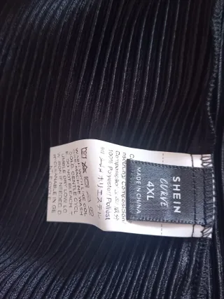 Vestido negro plisado