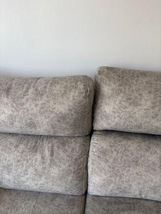 Sofá de 3 plazas gris con dos puffs a juego