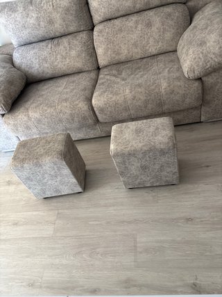 Sofá de 3 plazas gris con dos puffs a juego