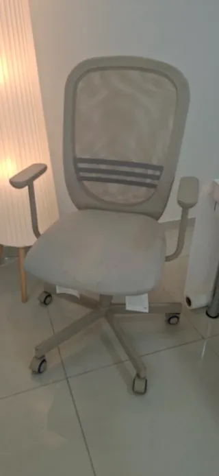 Silla de oficina beige, giratoria