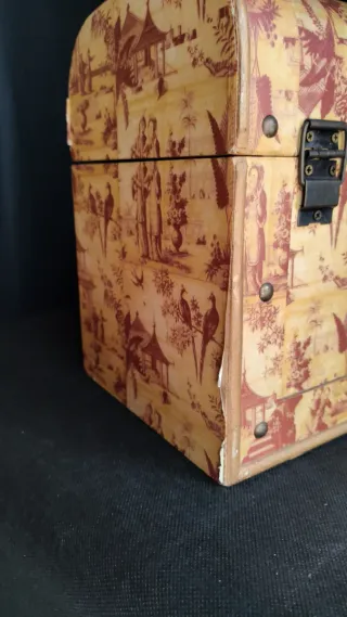 Caja de madera mediana decorada