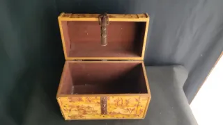 Caja de madera mediana decorada