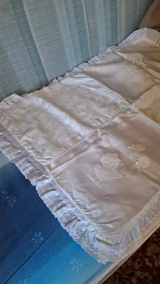 Copertina culla bianca con ricamo uccellino