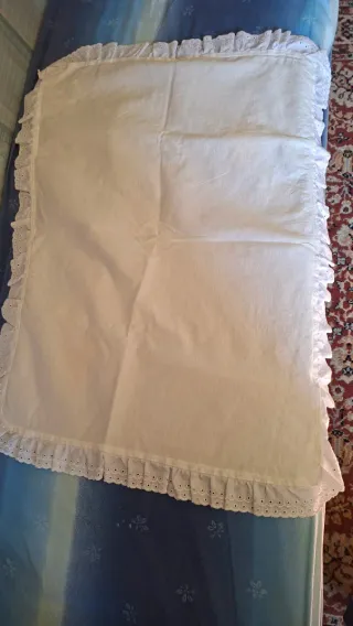 Copertina culla bianca con ricamo uccellino