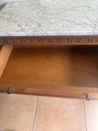 Cómoda de madera maciza con tapa de mármol