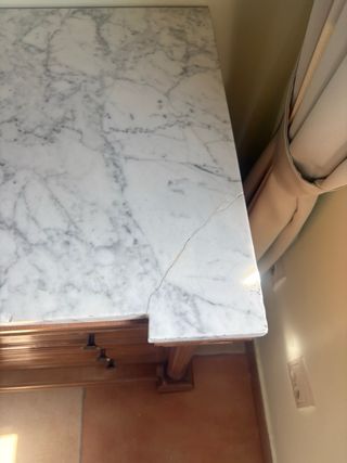Cómoda de madera maciza con tapa de mármol