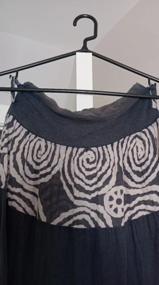 Falda larga estampada talla única.
