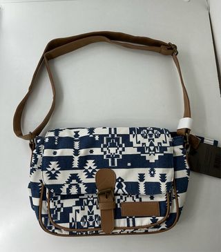 Bolso azul mediano.
