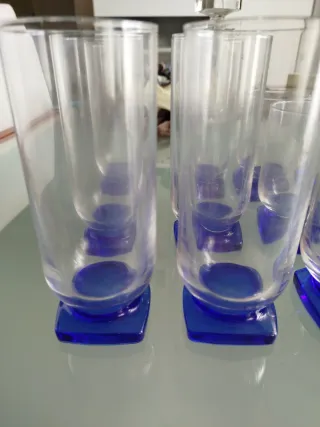 Juego de vasos azules y transparentes
