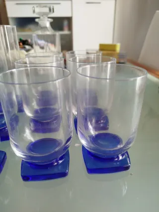 Juego de vasos azules y transparentes