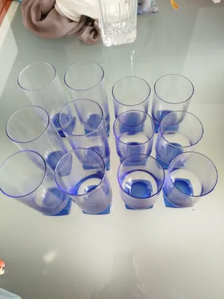 Juego de vasos azules y transparentes