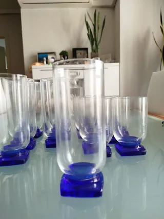 Juego de vasos azules y transparentes