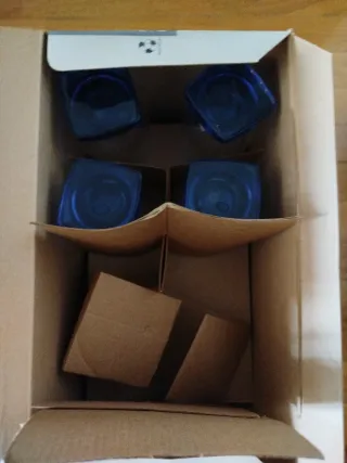 Juego de vasos azules y transparentes