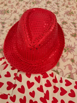 Disfraz niño camisa corazones y sombrero
