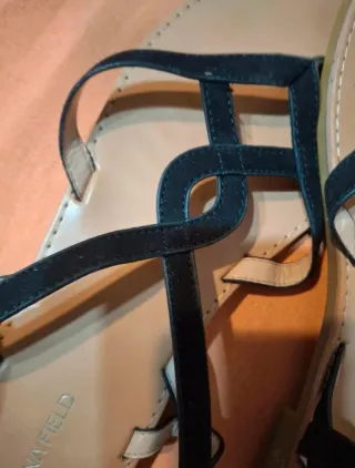 Sandalias de dedo Anna Field negras y beige