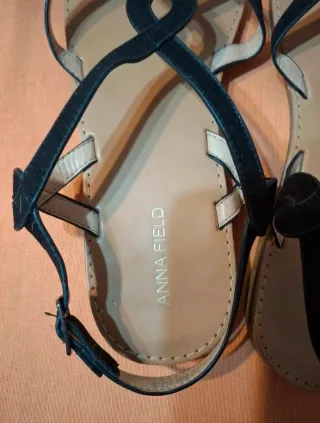 Sandalias de dedo Anna Field negras y beige