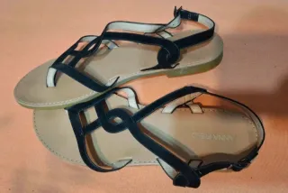 Sandalias de dedo Anna Field negras y beige