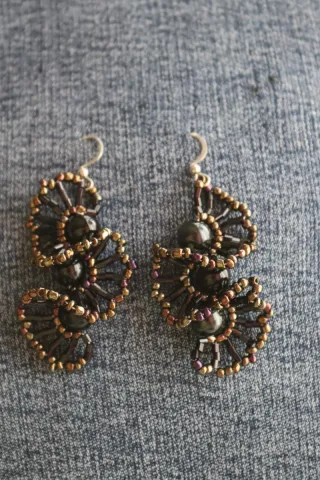 Pendientes artesanales verdes y plateados