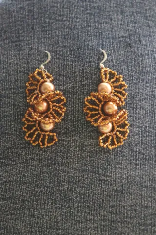Pendientes artesanales verdes y plateados