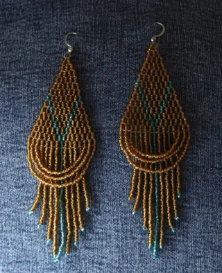 Pendientes artesanales verdes y plateados