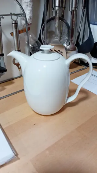 Tetera de cerámica blanca