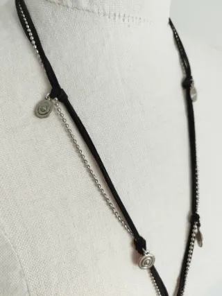 Collar con colgante azul y plateado