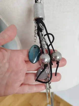 Collar con colgante azul y plateado