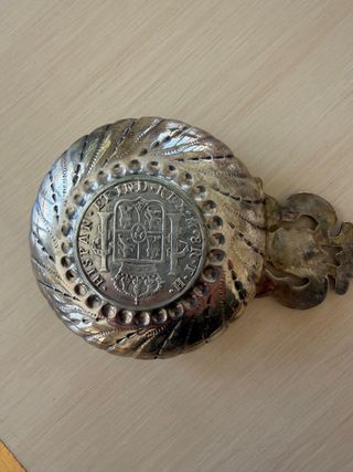 Copa antigua con moneda decorativa