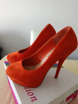 Zapatos de tacón alto naranja Farasión