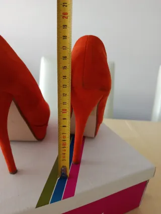 Zapatos de tacón alto naranja Farasión