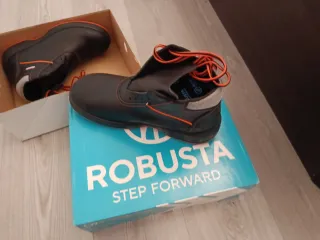 Botas de seguridad negras y naranjas