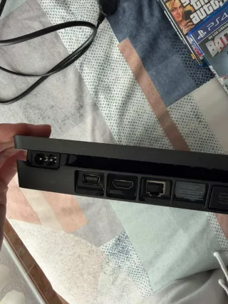 PS4 (PlayStation 4) Negra + 4 Juegos