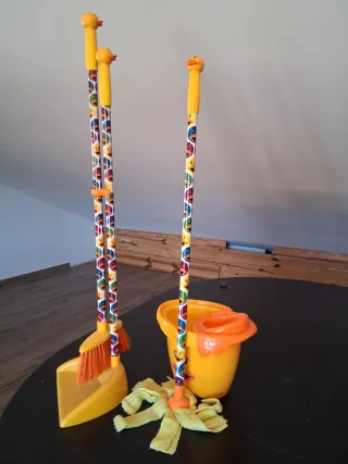 Kit de limpieza infantil con cubeta y escoba