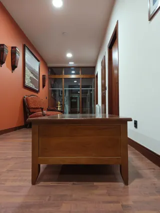 Mesa de centro de madera con cajones.