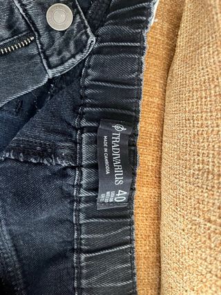 Pantalón ancho negro desgastado