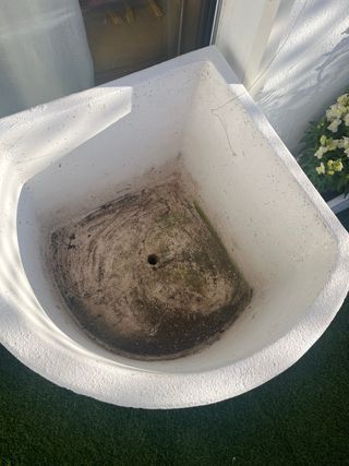 Jardinera de piedra blanca con ruedas