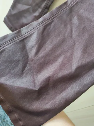 Pantalones efecto piel morados