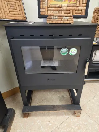 Chimenea de leña negra