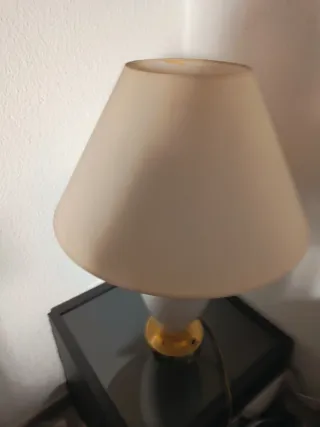 Lámpara de mesa beige y dorada