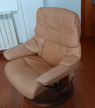 Sofá y sillón con puff Stressless piel beige