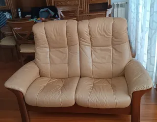 Sofá y sillón con puff Stressless piel beige