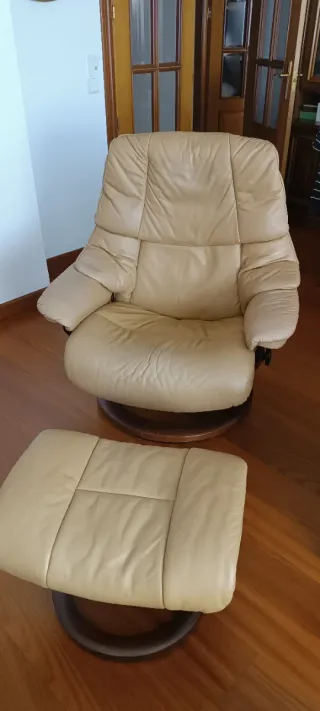 Sofá y sillón con puff Stressless piel beige