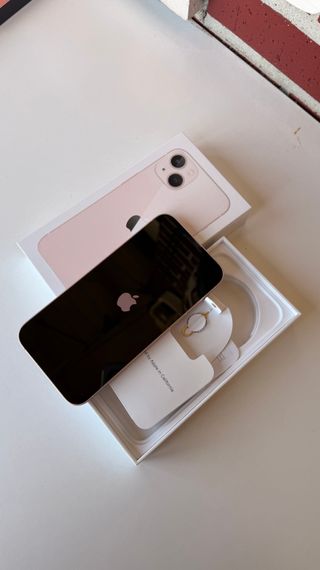 iPhone 13 Rosa + Funda y Protectores