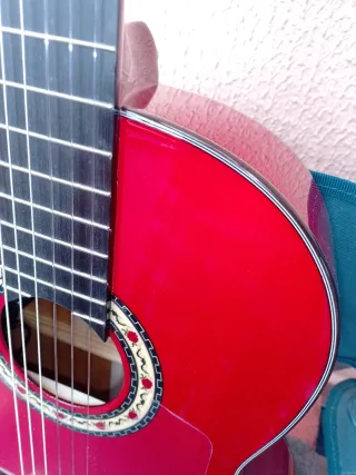 Guitarra flamenca roja autoamplificada